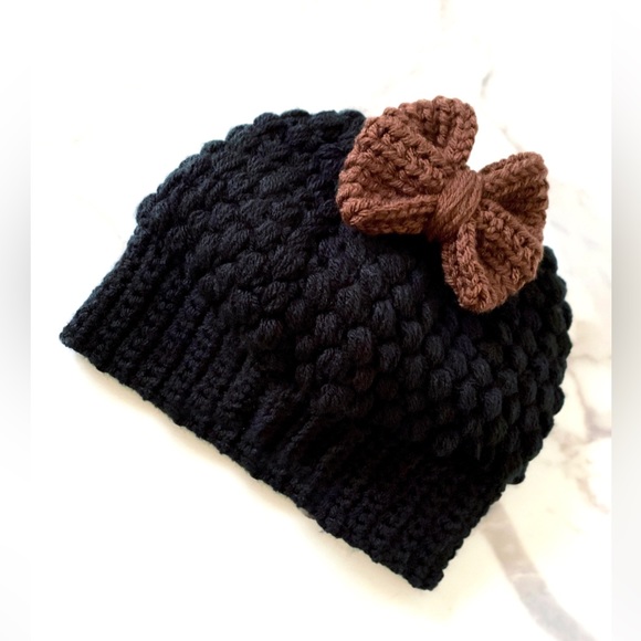 Messy Bun Beanie with Detachable Bow - Brand New - Picture 3 of 10